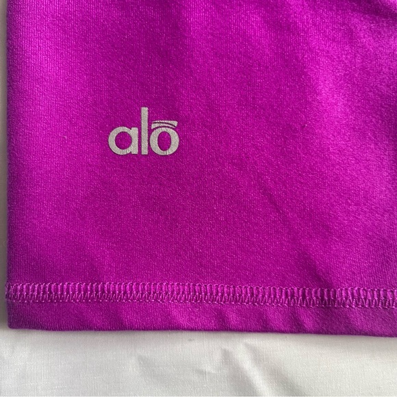 ALO Yoga. Size M. Fuchsia Cropped Leggings. - Picture 3 of 5